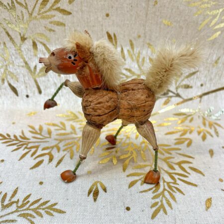 Minaturowy koń z naturalnych surowców - łupin orzecha włoskiego oraz laskowego