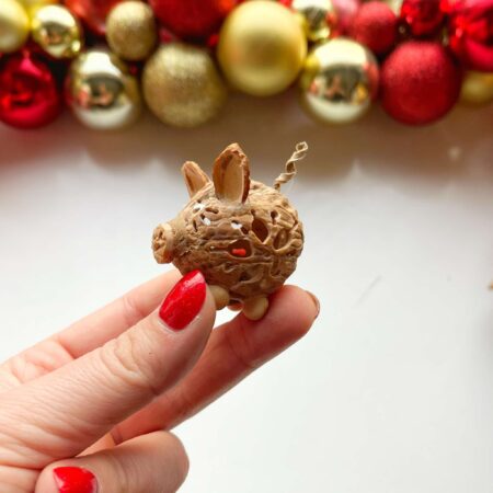 Miniaturowa świnka - skarbonka z łupiny orzecha włoskiego