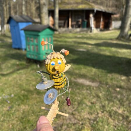 Mobilna zabawka na spinaczu - Gucio grający na talerzach