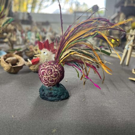 Kogut z orzecha stojący