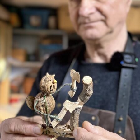 Mobilna zabawka na spinaczu - bóbr z dwoma siekierami