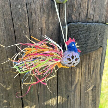 Kogut wiszący z orzecha fioletowy z ornamentem kwiatowym