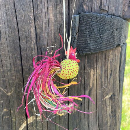 Kogut wiszący z orzecha żółty w czerwone kropki