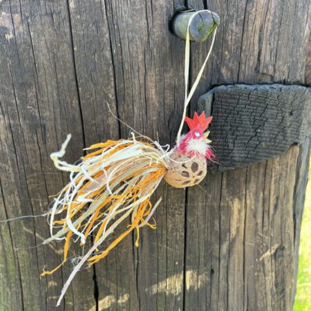 Kogut wiszący z orzecha naturalny z ornamentem kwiatowym