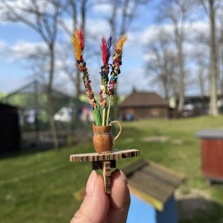 Wielkanocne palemki w miniaturowym dzbanku z orzecha laskowego - magnes na lodówkę