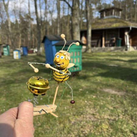 Mobilna zabawka na spinaczu - Pszczółka Maja z bębenkiem