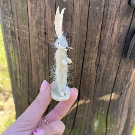 Miniaturowy zajączek z naturalnej trawki biały stojący