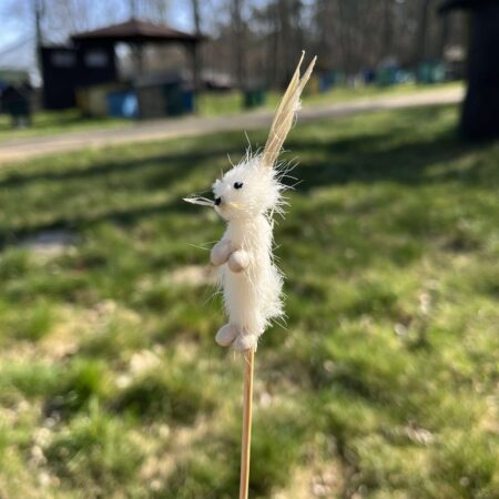 Miniaturowy zajączek z naturalnej trawki biały na patyku