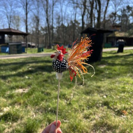 Kogut z orzecha na patyku