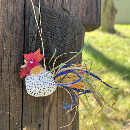 Kogut wiszący z orzecha biały w czarne kropki