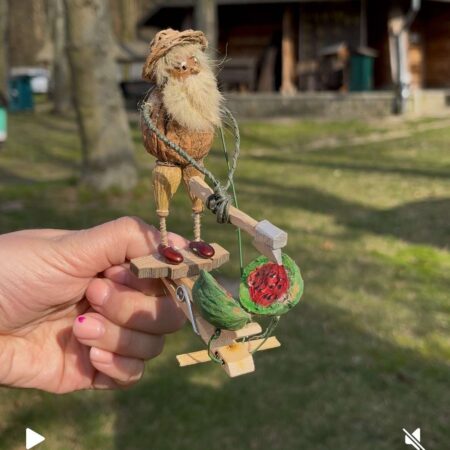 Mobilna zabawka na spinaczu - farmer przecinający arbuza