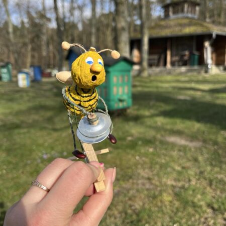 Mobilna zabawka na spinaczu - Gucio grający na talerzach