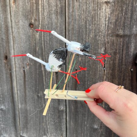 Mobilna zabawka na spinaczu - dwa bociany w locie